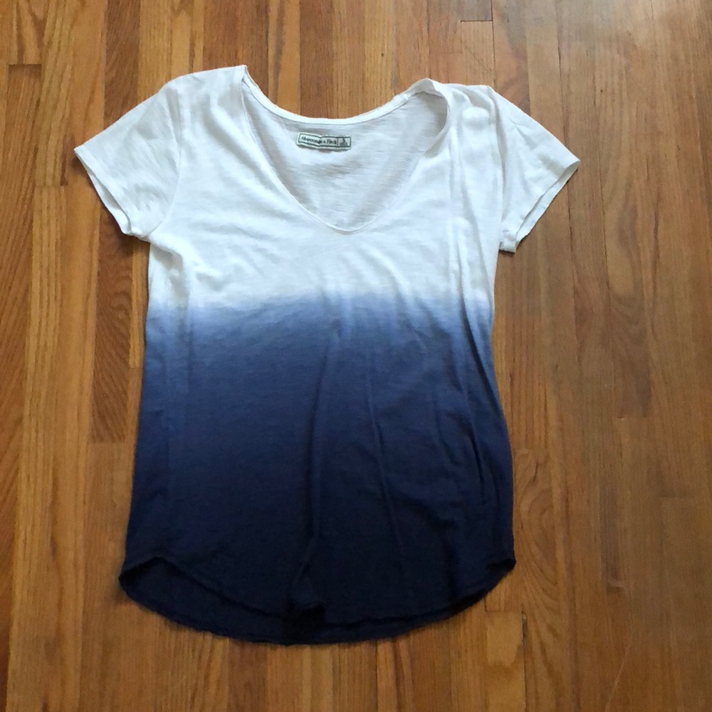 T shirt, fade white into dark blue